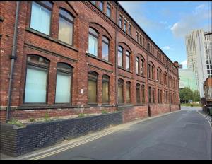 New Near Leeds Arena Stay with WiFi and Parking