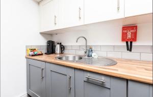 New Near Leeds Arena Stay with WiFi and Parking