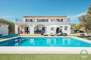 Casa Wood | 4BR Family Villa, Pool & Views