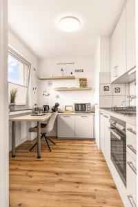 MOLA Apartments - Panoramablick, Balkon, 5 Pers, Bahnhofsnähe, Parkplatz