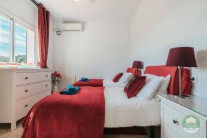 Casa Wood | 4BR Family Villa, Pool & Views