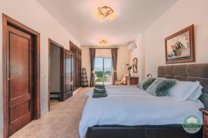 Casa Wood | 4BR Family Villa, Pool & Views