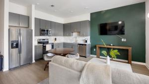 Landing Modern 2BD Courtyard Pool
