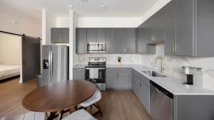 Landing Modern 2BD Courtyard Pool