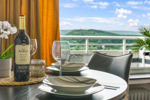 MOLA Apartments - Panoramablick, Balkon, 5 Pers, Bahnhofsnähe, Parkplatz