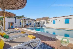 Rustic 3BR Villa with Large Pool & Views
