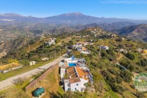 Rustic 3BR Villa with Large Pool & Views