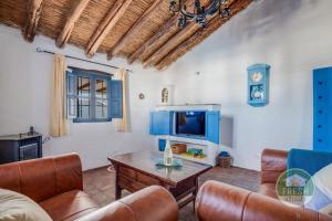 Rustic 3BR Villa with Large Pool & Views