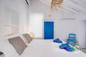 Rustic 3BR Villa with Large Pool & Views