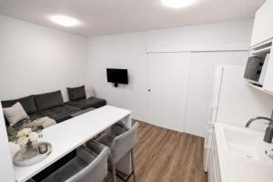 ALURE RESIDENCES 1 & 24h self check-in, free parking in front of the apartment building, new building, terrace, cafe with breakfast in the apartment building, next to the aqua park