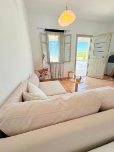 Naousa White Retreat