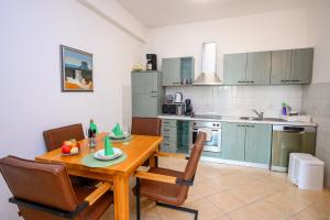 Apartment with king bed and free parking, 200m from sea