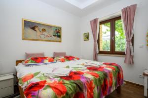 Apartment with king bed and free parking, 200m from sea