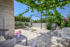 Apartment with king bed and free parking, 200m from sea