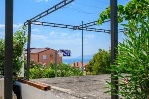 Apartment with king bed and free parking, 200m from sea