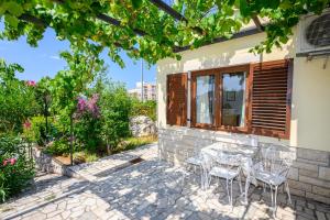 Apartment with king bed and free parking, 200m from sea