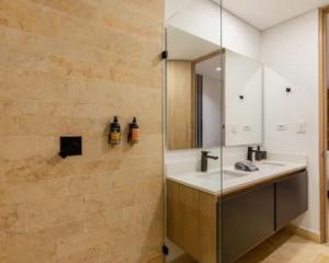Amplio apartamento para 16 personas, 4 habitaciones, 4 baños con jacuzzi