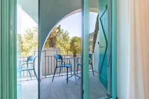 Déjà Blue Triple Room w Balcony 101 - Drymades