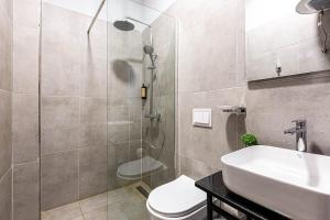 Déjà Blue Triple Room w Balcony 102 - Drymades