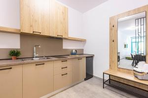 Déjà Blue Triple Room w Balcony 102 - Drymades