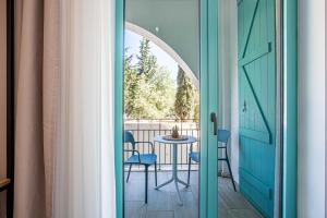 Déjà Blue Triple Room w Balcony 102 - Drymades
