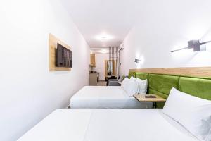Déjà Blue Triple Room w Balcony 102 - Drymades