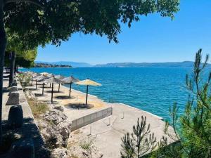 Apartment with king bed and free parking, 200m from sea