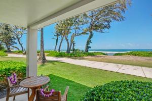 Islander on the Beach 123- Oceanfront Ground Floor Studio "Coco Moon"