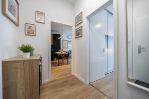 Premium 1BR Old Town Apt with AC close to Michalska Gate