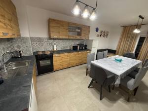 SeaWave Vodice, BIG apt for 8 near the beach!