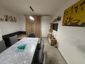 SeaWave Vodice, BIG apt for 8 near the beach!