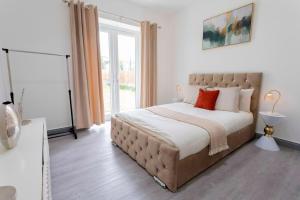 Luxe 3 Bed Gated Development Garden Flat