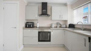 3- Bed Home - Sleeps 5 - Free Parking NEC
