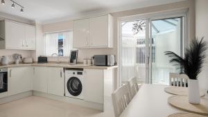 3- Bed Home - Sleeps 5 - Free Parking NEC