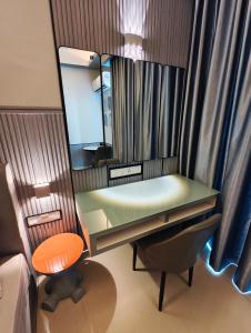 4 min to Jonkerstreet Premium Hotel 4 Star Netflix