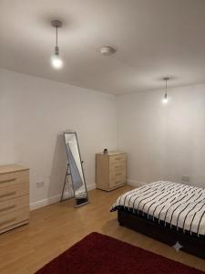 Central 2 bed large apt M1 area