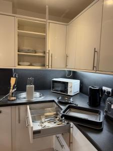 Central 2 bed large apt M1 area