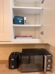 3 Bedroom House Sleeps 5 - Private Garden - Pets
