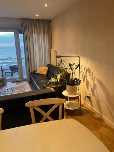 Appartement met zeezicht, zwembad & garage