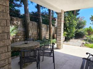 Apartments with sea view, terrace and free parking