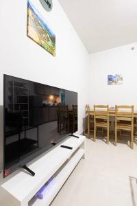 2BR at MOA