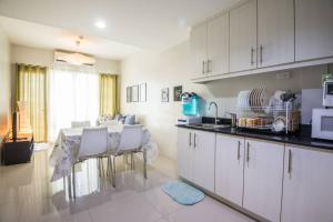 2BR at MOA