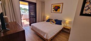 At a sea view top-floor apt, 500 m from the beach!