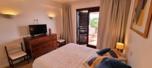 At a sea view top-floor apt, 500 m from the beach!