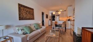 At a sea view top-floor apt, 500 m from the beach!