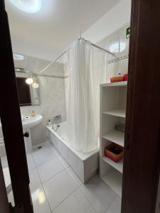 4-Bedroom Villa 15 Min to Albufeira, Pool and AC