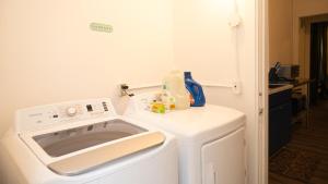 Cozy Lansing Retreat, Steps from Downtown & River