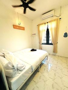 Bayu Sura Beach House 2 - WiFi, Aircond & Netflix