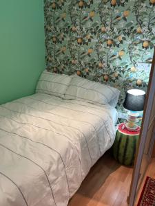 Richly decorated flat in Central Leeds, 600m to shopping street, paid parking