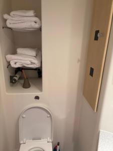 Richly decorated flat in Central Leeds, 600m to shopping street, paid parking